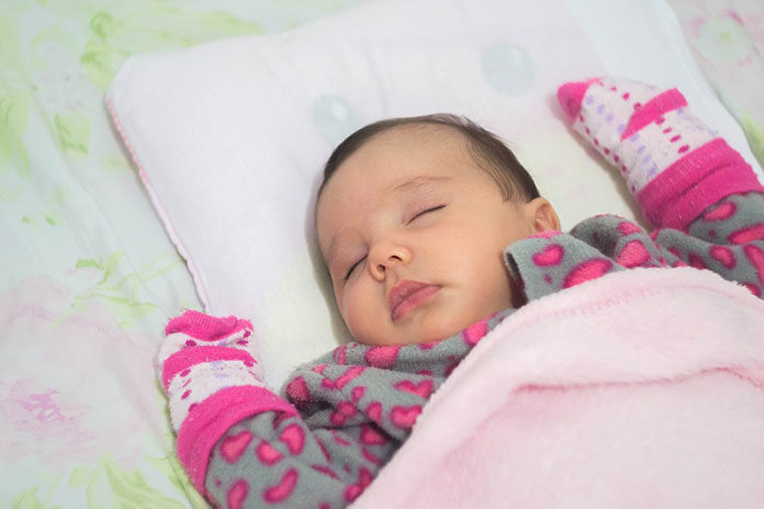 Czy noworodek potrzebuje poduszki?